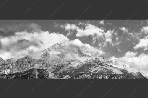 Blick auf Alpspitze und Waxenstein. Zugspitze dahinter im Nebel. - Aufreißen 2,5:1 sw -- Alpspitze und Osterfelder - mehr Infos bei www.Kriner-Weiermann.de
