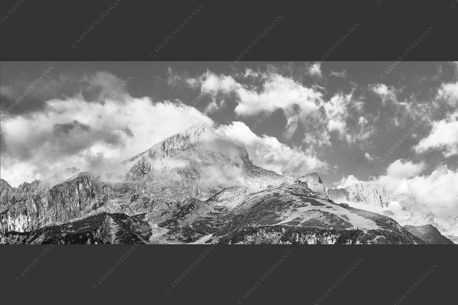 Blick auf Alpspitze und Waxenstein. Zugspitze dahinter im Nebel. - Aufreißen 2,5:1 sw -- Alpspitze und Osterfelder - mehr Infos bei www.Kriner-Weiermann.de