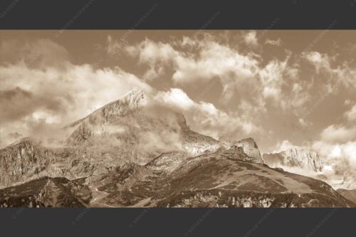 Blick auf Alpspitze und Waxenstein. Zugspitze dahinter im Nebel. - Aufreißen 2:1 sepia -- Alpspitze und Osterfelder - mehr Infos bei www.Kriner-Weiermann.de