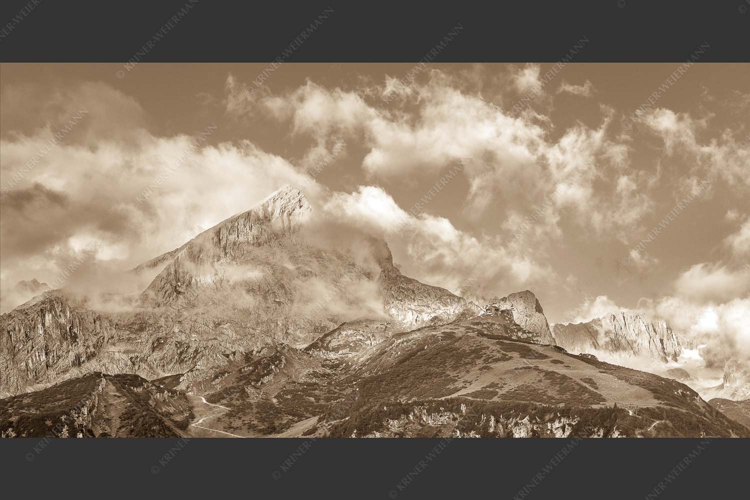 Blick auf Alpspitze und Waxenstein. Zugspitze dahinter im Nebel. - Aufreißen 2:1 sepia -- Alpspitze und Osterfelder - mehr Infos bei www.Kriner-Weiermann.de