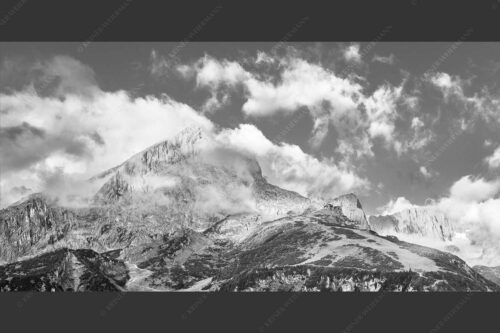 Blick auf Alpspitze und Waxenstein. Zugspitze dahinter im Nebel. - Aufreißen 2:1 sw -- Alpspitze und Osterfelder - mehr Infos bei www.Kriner-Weiermann.de