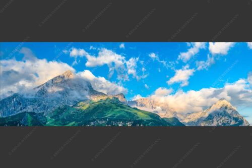 Blick auf Alpspitze und Waxenstein. Zugspitze dahinter im Nebel. - Aufreißen 3:1  -- Alpspitze und Osterfelder - mehr Infos bei www.Kriner-Weiermann.de