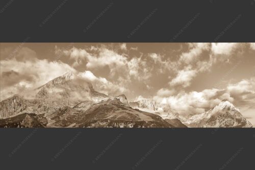 Blick auf Alpspitze und Waxenstein. Zugspitze dahinter im Nebel. - Aufreißen 3:1 sepia -- Alpspitze und Osterfelder - mehr Infos bei www.Kriner-Weiermann.de