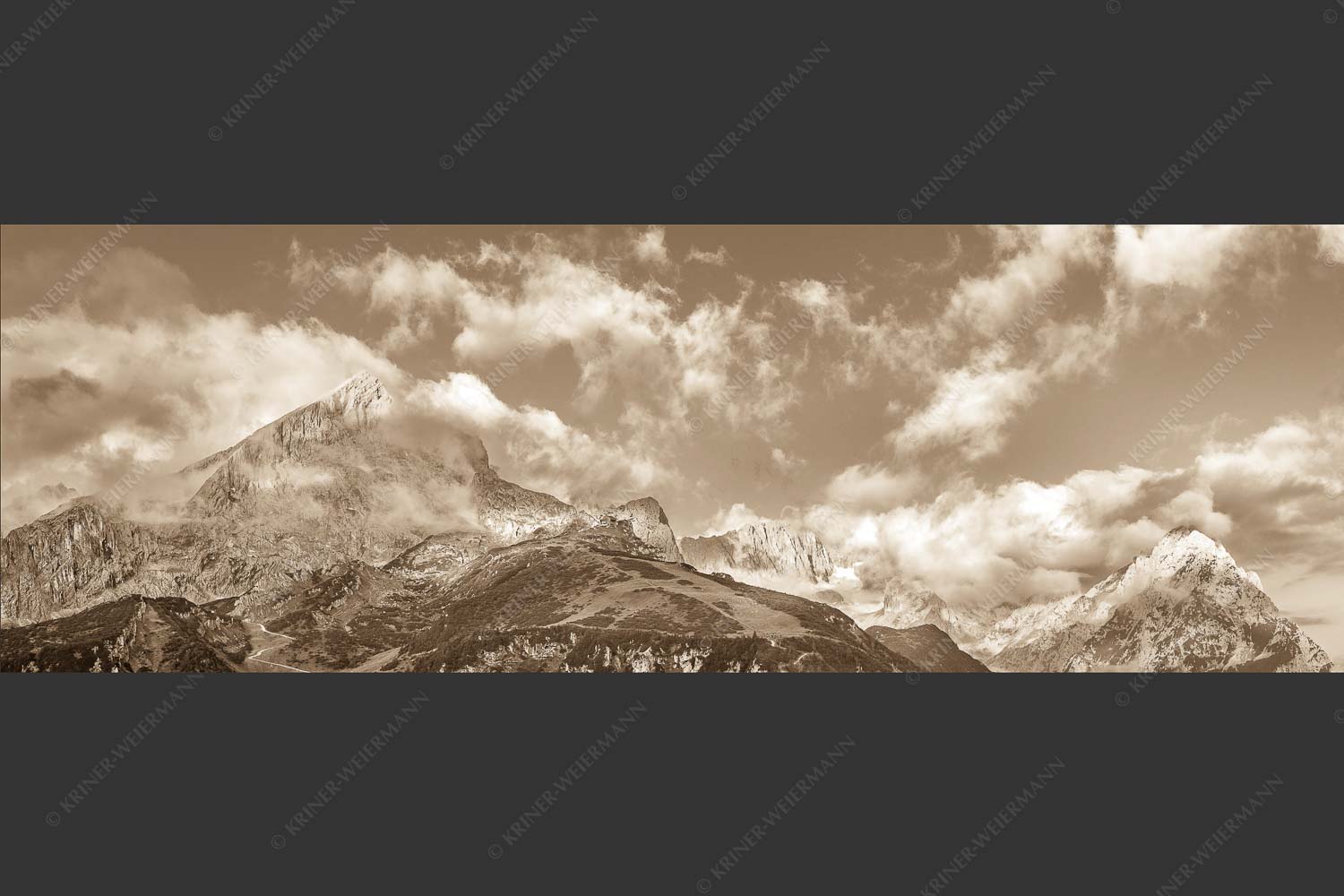 Blick auf Alpspitze und Waxenstein. Zugspitze dahinter im Nebel. - Aufreißen 3:1 sepia -- Alpspitze und Osterfelder - mehr Infos bei www.Kriner-Weiermann.de