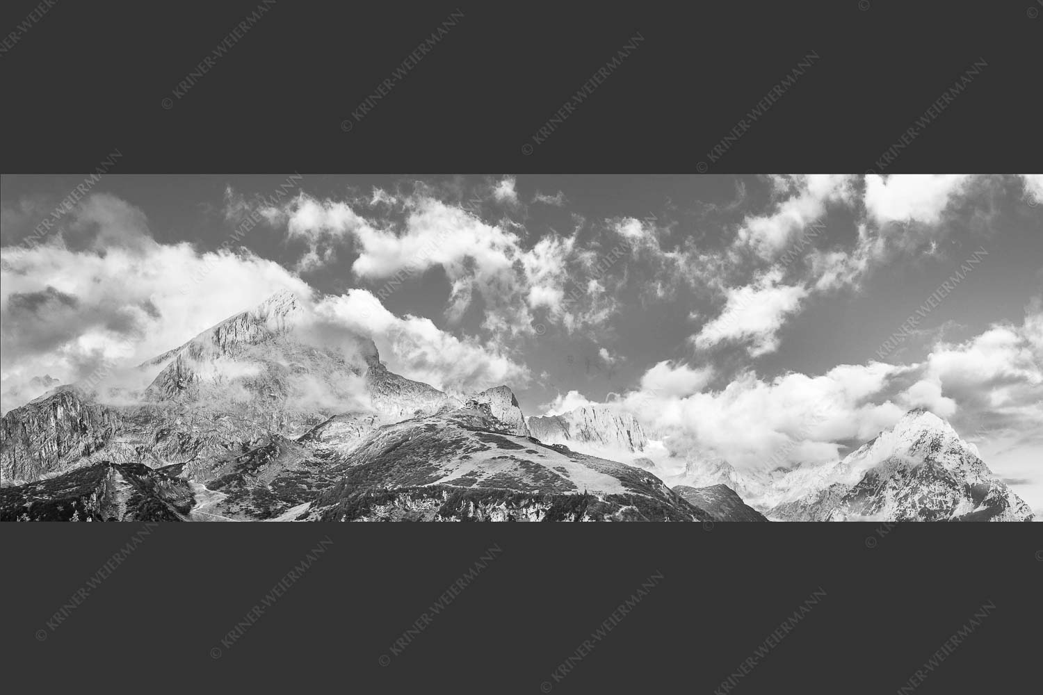Blick auf Alpspitze und Waxenstein. Zugspitze dahinter im Nebel. - Aufreißen 3:1 sw -- Alpspitze und Osterfelder - mehr Infos bei www.Kriner-Weiermann.de