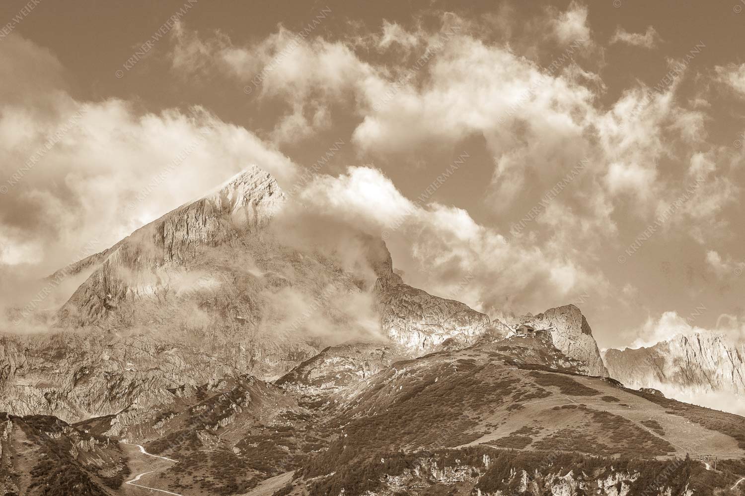 Blick auf Alpspitze und Waxenstein. Zugspitze dahinter im Nebel. - Aufreißen 3:2 sepia -- Alpspitze und Osterfelder - mehr Infos bei www.Kriner-Weiermann.de