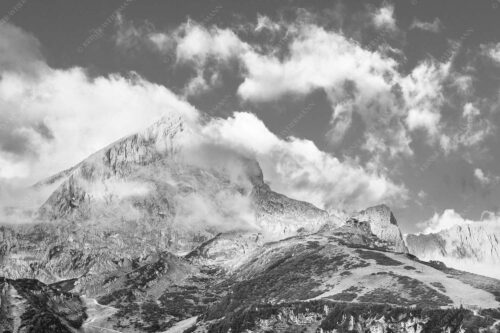Blick auf Alpspitze und Waxenstein. Zugspitze dahinter im Nebel. - Aufreißen 3:2 sw -- Alpspitze und Osterfelder - mehr Infos bei www.Kriner-Weiermann.de