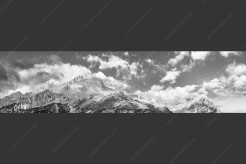 Blick auf Alpspitze und Waxenstein. Zugspitze dahinter im Nebel. - Aufreißen 4:1 sw -- Alpspitze und Osterfelder - mehr Infos bei www.Kriner-Weiermann.de