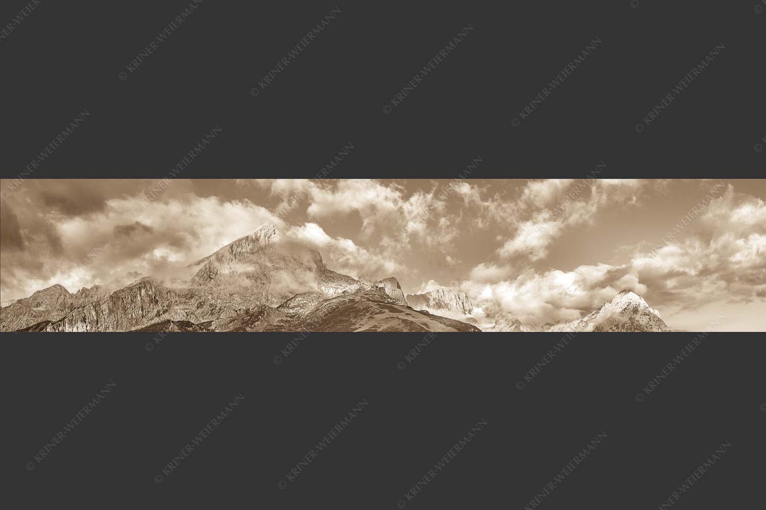 Blick auf Alpspitze und Waxenstein. Zugspitze dahinter im Nebel. - Aufreißen 5:1 sepia -- Alpspitze und Osterfelder - mehr Infos bei www.Kriner-Weiermann.de
