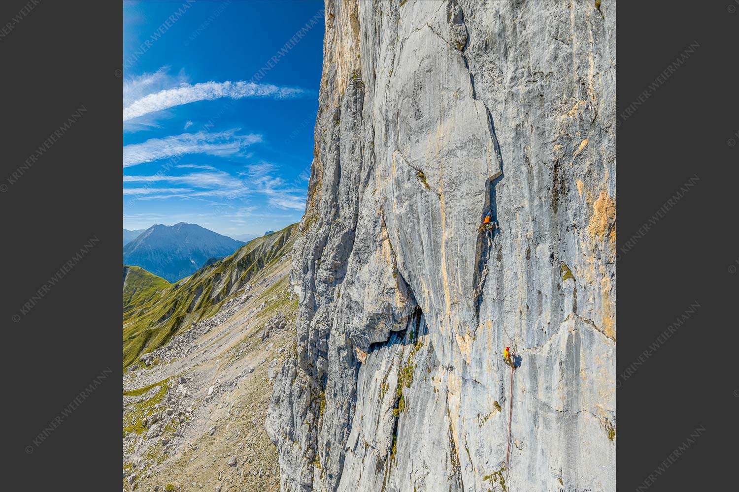 Kletterer in der Tour -Bayrischer Traum- an der Schüsselkarsüdwand im Wettersteingebirge - Bayrischer Traum 1:1  -- Klettern Schüsselkar Wetterstein - mehr Infos bei www.Kriner-Weiermann.de