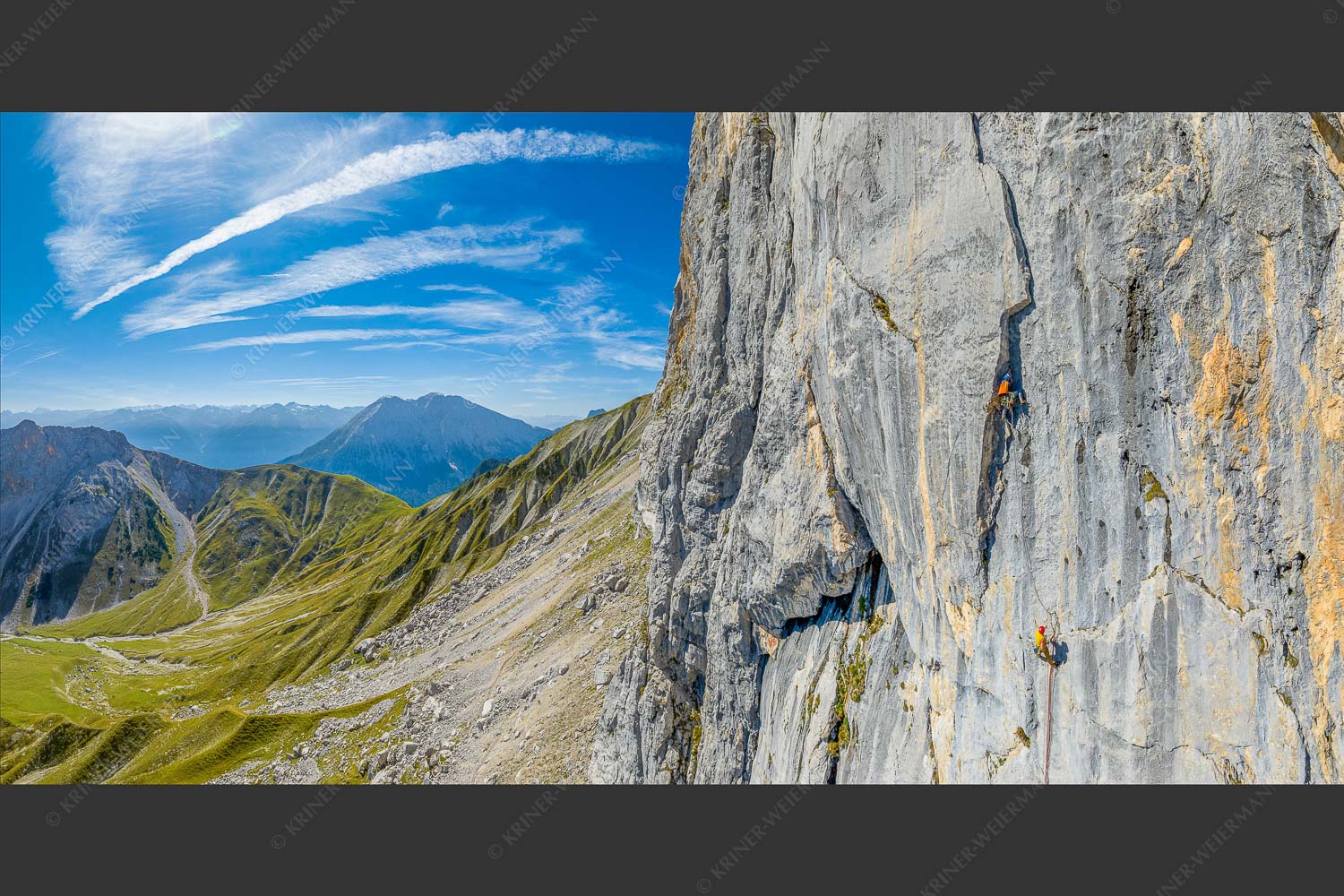 Kletterer in der Tour -Bayrischer Traum- an der Schüsselkarsüdwand im Wettersteingebirge - Bayrischer Traum 2:1  -- Klettern Schüsselkar Wetterstein - mehr Infos bei www.Kriner-Weiermann.de