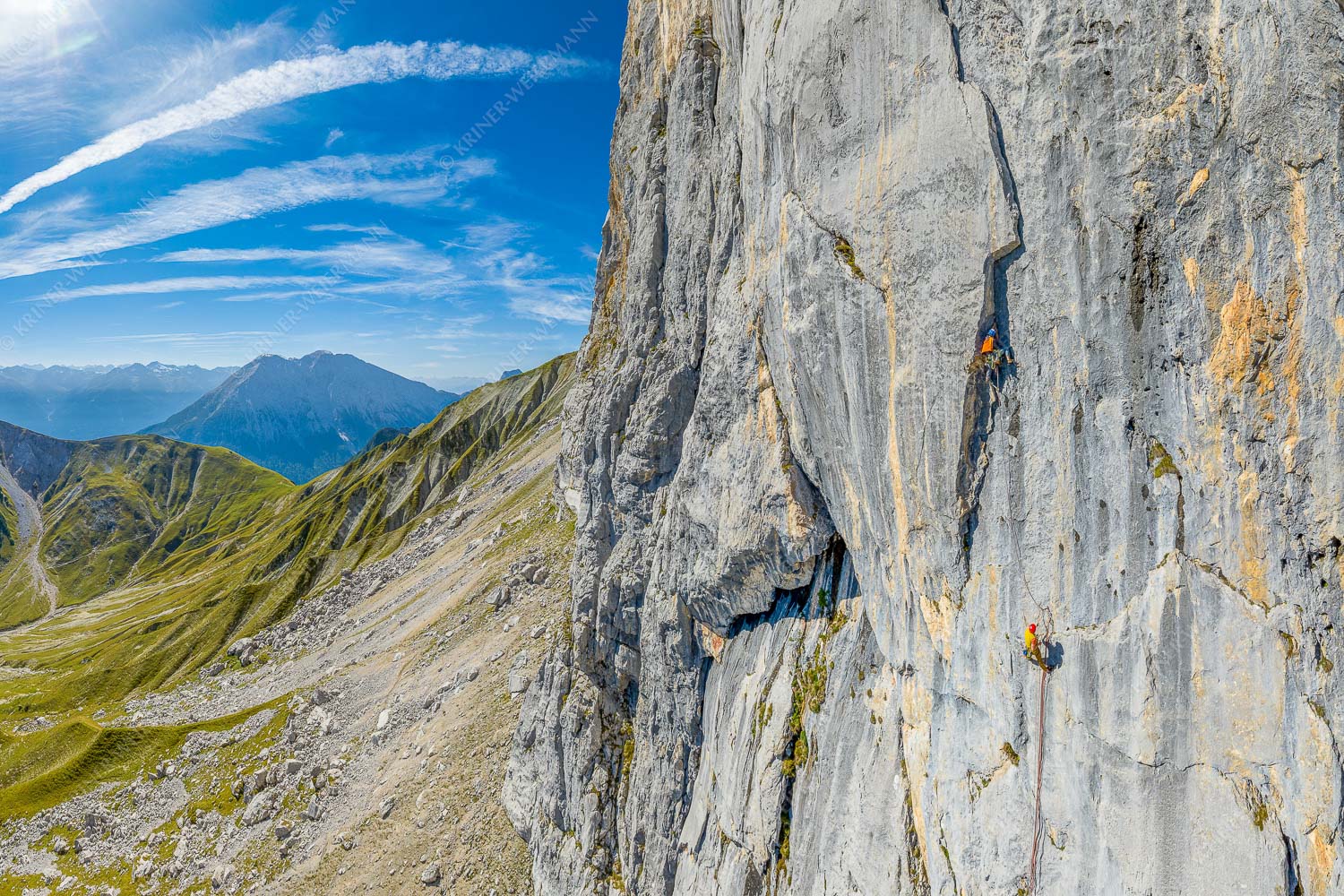 Kletterer in der Tour -Bayrischer Traum- an der Schüsselkarsüdwand im Wettersteingebirge - Bayrischer Traum 3:2  -- Klettern Schüsselkar Wetterstein - mehr Infos bei www.Kriner-Weiermann.de