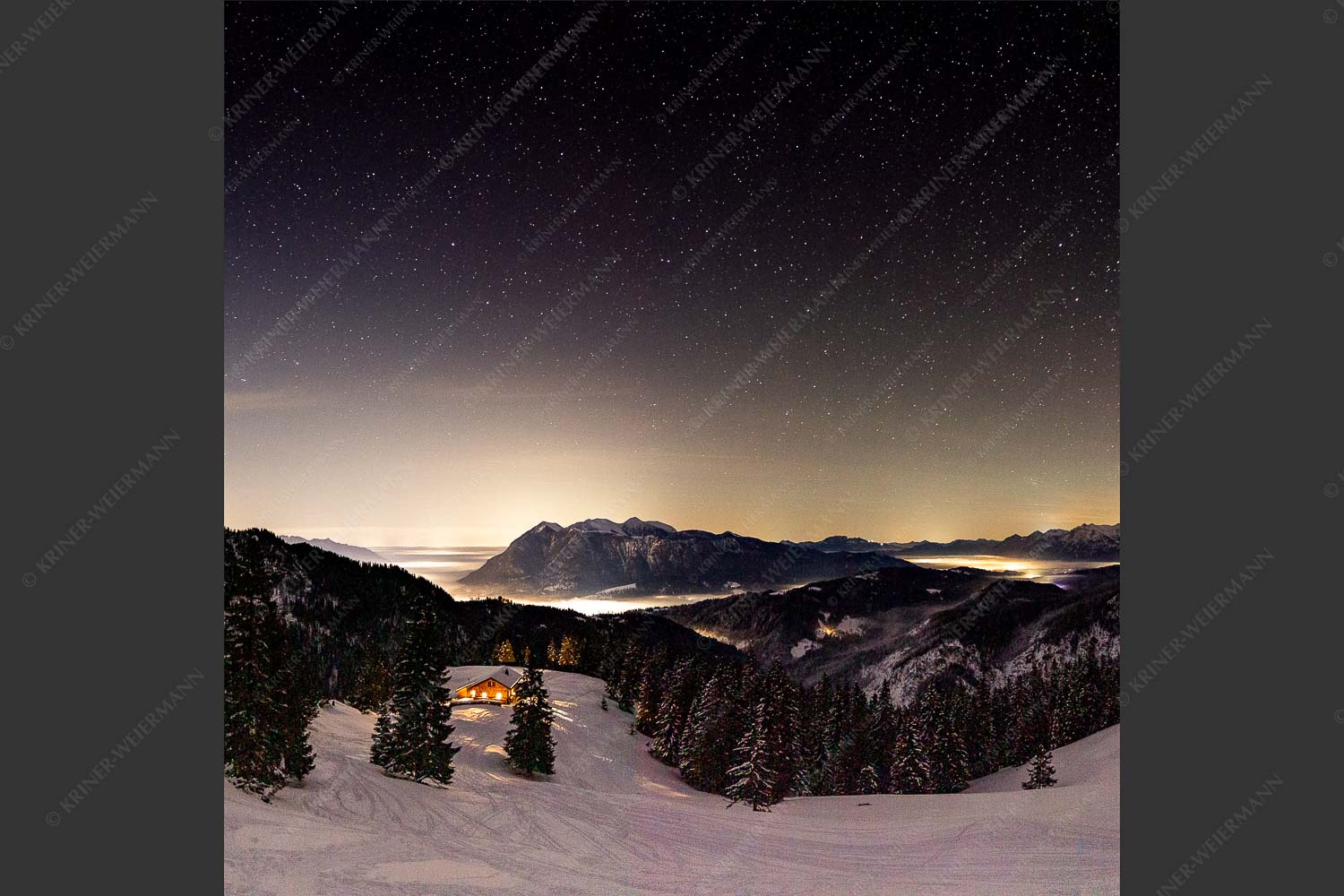 Kleine Hütte im Wettersteingebirge, die Lichter aus dem Isar- und Loisachtal verschwinden im Nebel - Bei Nacht und Nebel 1:1  -- Loisachtal mit Sternenhimmel - mehr Infos bei www.Kriner-Weiermann.de