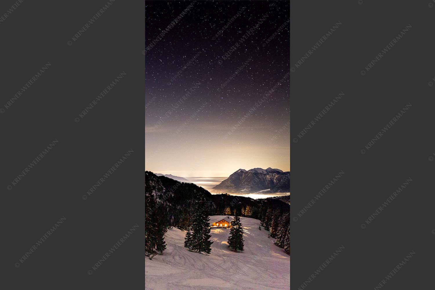 Kleine Hütte im Wettersteingebirge, die Lichter aus dem Isar- und Loisachtal verschwinden im Nebel - Bei Nacht und Nebel 1:2  -- Loisachtal mit Sternenhimmel - mehr Infos bei www.Kriner-Weiermann.de
