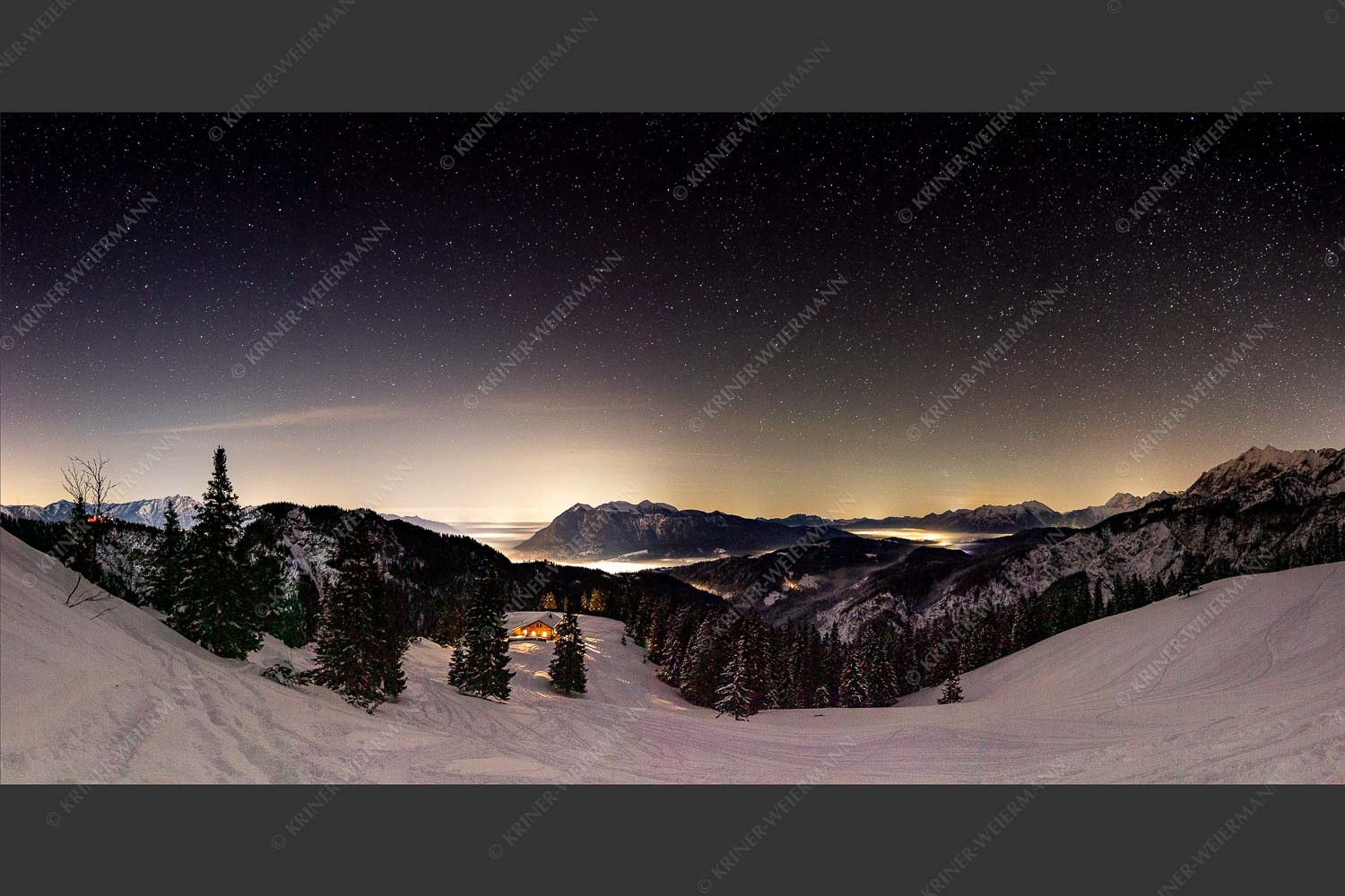 Kleine Hütte im Wettersteingebirge, die Lichter aus dem Isar- und Loisachtal verschwinden im Nebel - Bei Nacht und Nebel 2:1  -- Loisachtal mit Sternenhimmel - mehr Infos bei www.Kriner-Weiermann.de