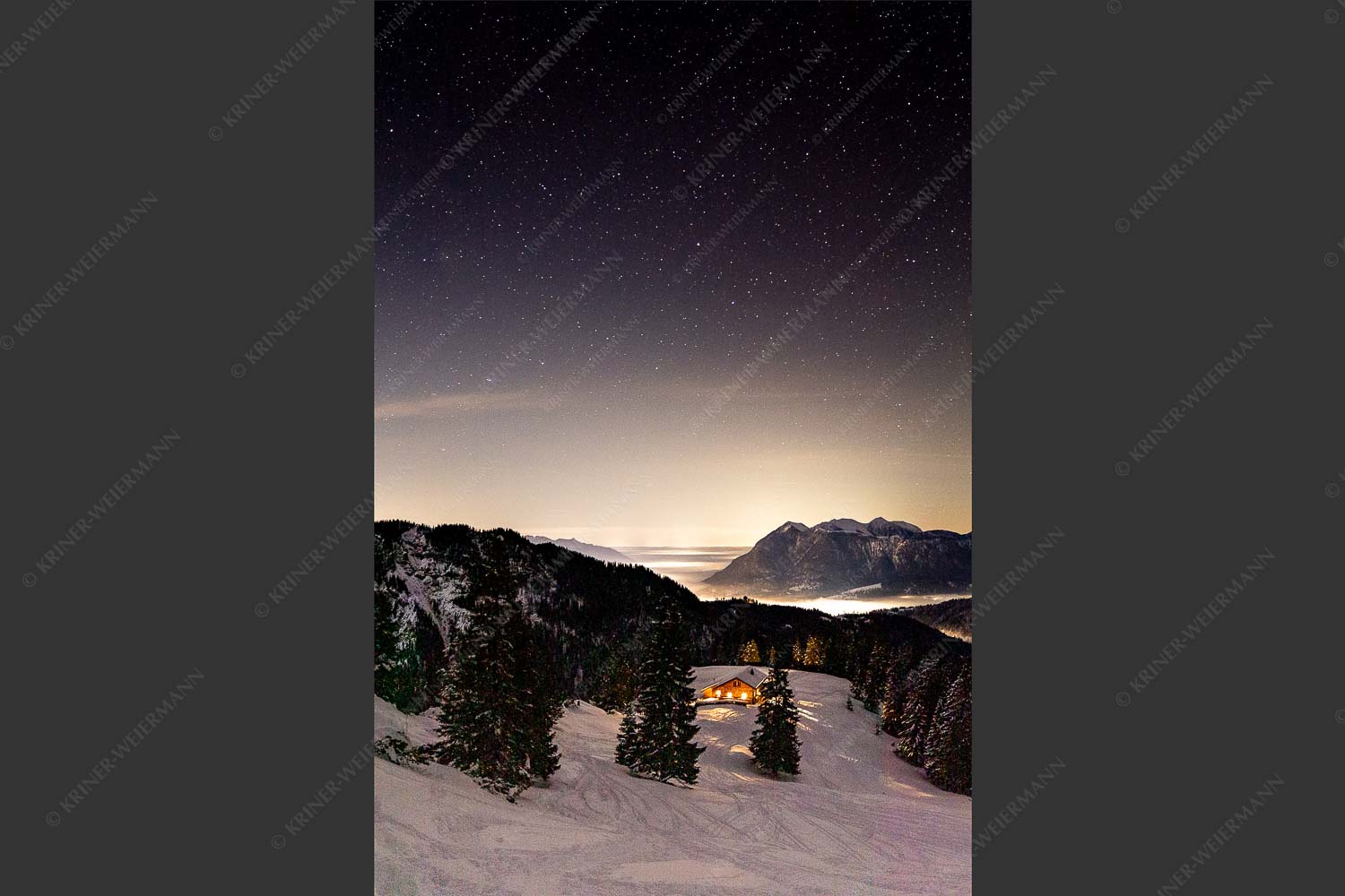 Kleine Hütte im Wettersteingebirge, die Lichter aus dem Isar- und Loisachtal verschwinden im Nebel - Bei Nacht und Nebel 2:3  -- Loisachtal mit Sternenhimmel - mehr Infos bei www.Kriner-Weiermann.de