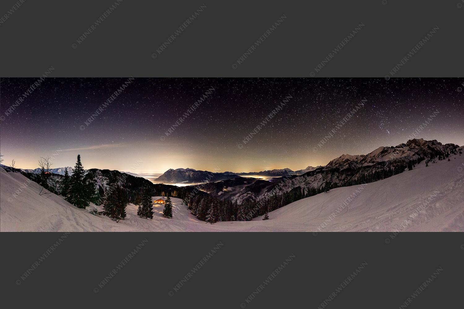 Kleine Hütte im Wettersteingebirge, die Lichter aus dem Isar- und Loisachtal verschwinden im Nebel - Bei Nacht und Nebel 3:1  -- Loisachtal mit Sternenhimmel - mehr Infos bei www.Kriner-Weiermann.de