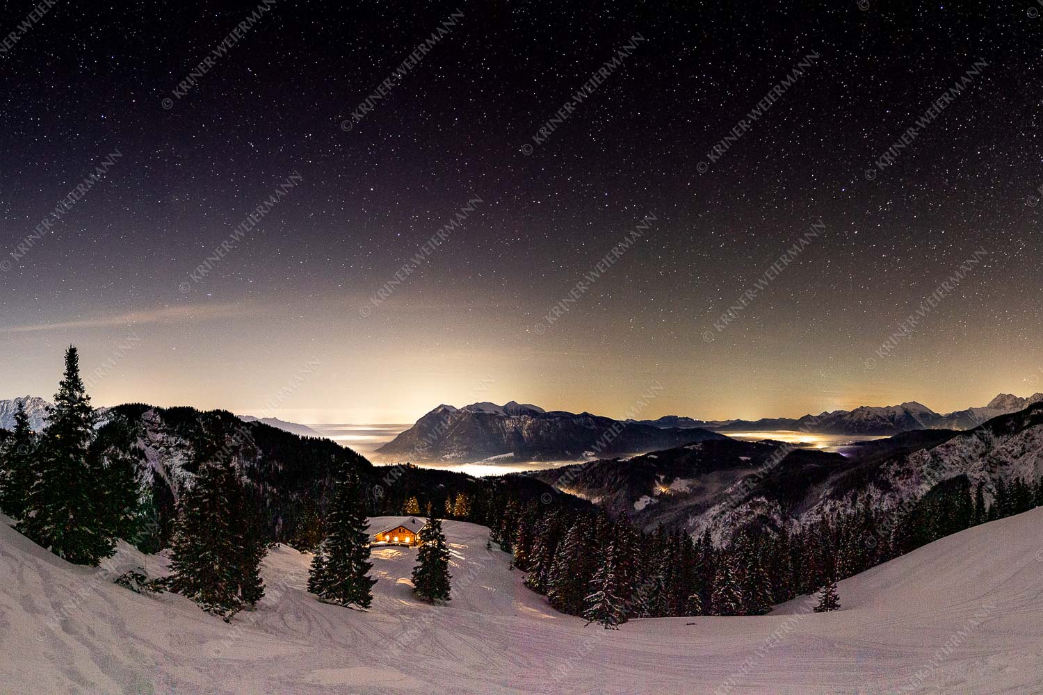 Kleine Hütte im Wettersteingebirge, die Lichter aus dem Isar- und Loisachtal verschwinden im Nebel - Bei Nacht und Nebel 3:2  -- Loisachtal mit Sternenhimmel - mehr Infos bei www.Kriner-Weiermann.de