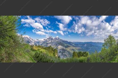 Blick über die Aussichtskanzel am Schachen zum Alpspitzmassiv mit Zugspitzplatt - Bella Vista 2,5:1  -- Aussicht vom Schachen - mehr Infos bei www.Kriner-Weiermann.de