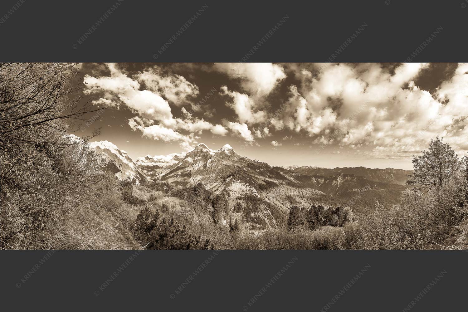 Blick über die Aussichtskanzel am Schachen zum Alpspitzmassiv mit Zugspitzplatt - Bella Vista 2,5:1 sepia -- Aussicht vom Schachen - mehr Infos bei www.Kriner-Weiermann.de