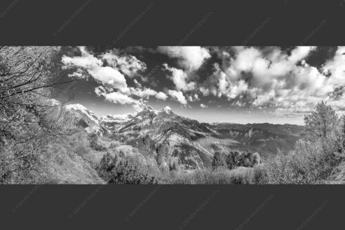 Blick über die Aussichtskanzel am Schachen zum Alpspitzmassiv mit Zugspitzplatt - Bella Vista 2,5:1 sw -- Aussicht vom Schachen - mehr Infos bei www.Kriner-Weiermann.de
