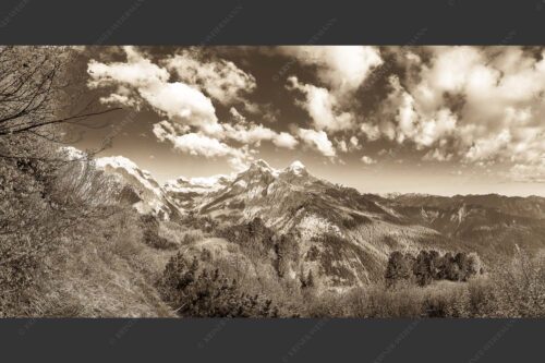 Blick über die Aussichtskanzel am Schachen zum Alpspitzmassiv mit Zugspitzplatt - Bella Vista 2:1 sepia -- Aussicht vom Schachen - mehr Infos bei www.Kriner-Weiermann.de