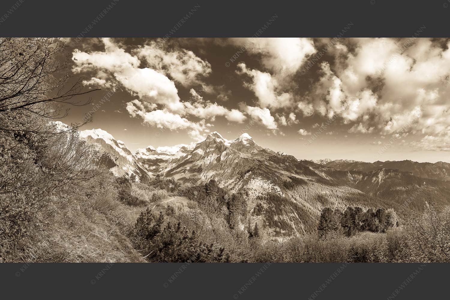 Blick über die Aussichtskanzel am Schachen zum Alpspitzmassiv mit Zugspitzplatt - Bella Vista 2:1 sepia -- Aussicht vom Schachen - mehr Infos bei www.Kriner-Weiermann.de