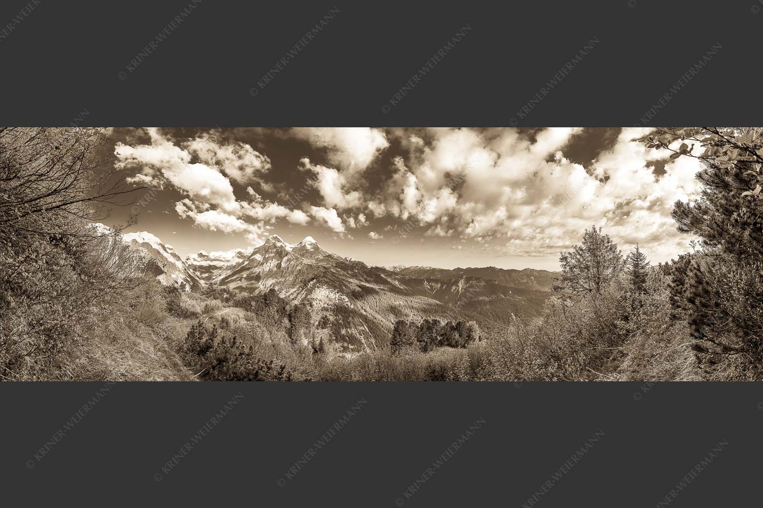Blick über die Aussichtskanzel am Schachen zum Alpspitzmassiv mit Zugspitzplatt - Bella Vista 3:1 sepia -- Aussicht vom Schachen - mehr Infos bei www.Kriner-Weiermann.de
