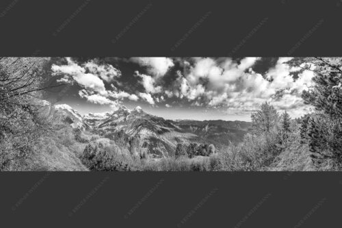 Blick über die Aussichtskanzel am Schachen zum Alpspitzmassiv mit Zugspitzplatt - Bella Vista 3:1 sw -- Aussicht vom Schachen - mehr Infos bei www.Kriner-Weiermann.de
