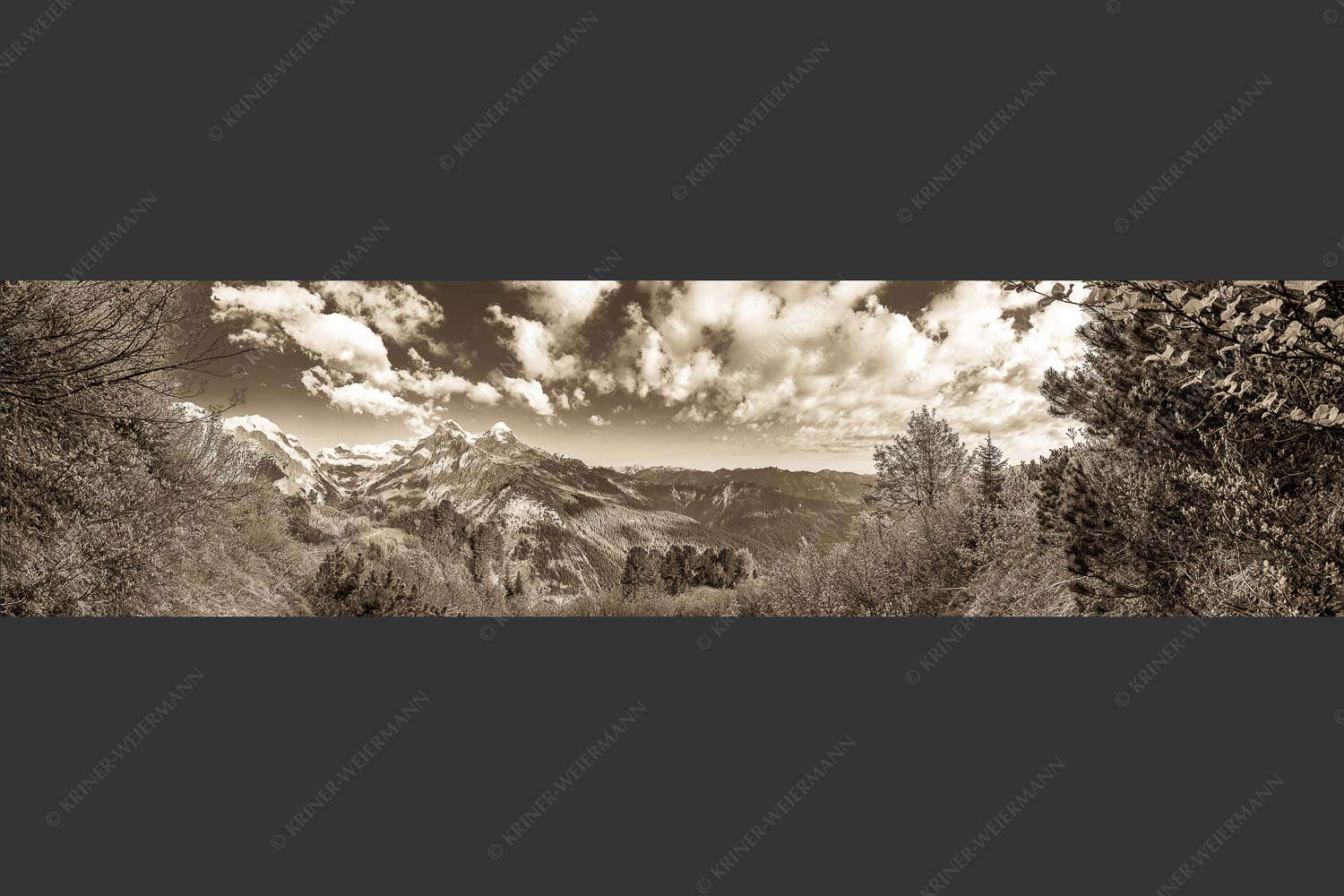 Blick über die Aussichtskanzel am Schachen zum Alpspitzmassiv mit Zugspitzplatt - Bella Vista 4:1 sepia -- Aussicht vom Schachen - mehr Infos bei www.Kriner-Weiermann.de