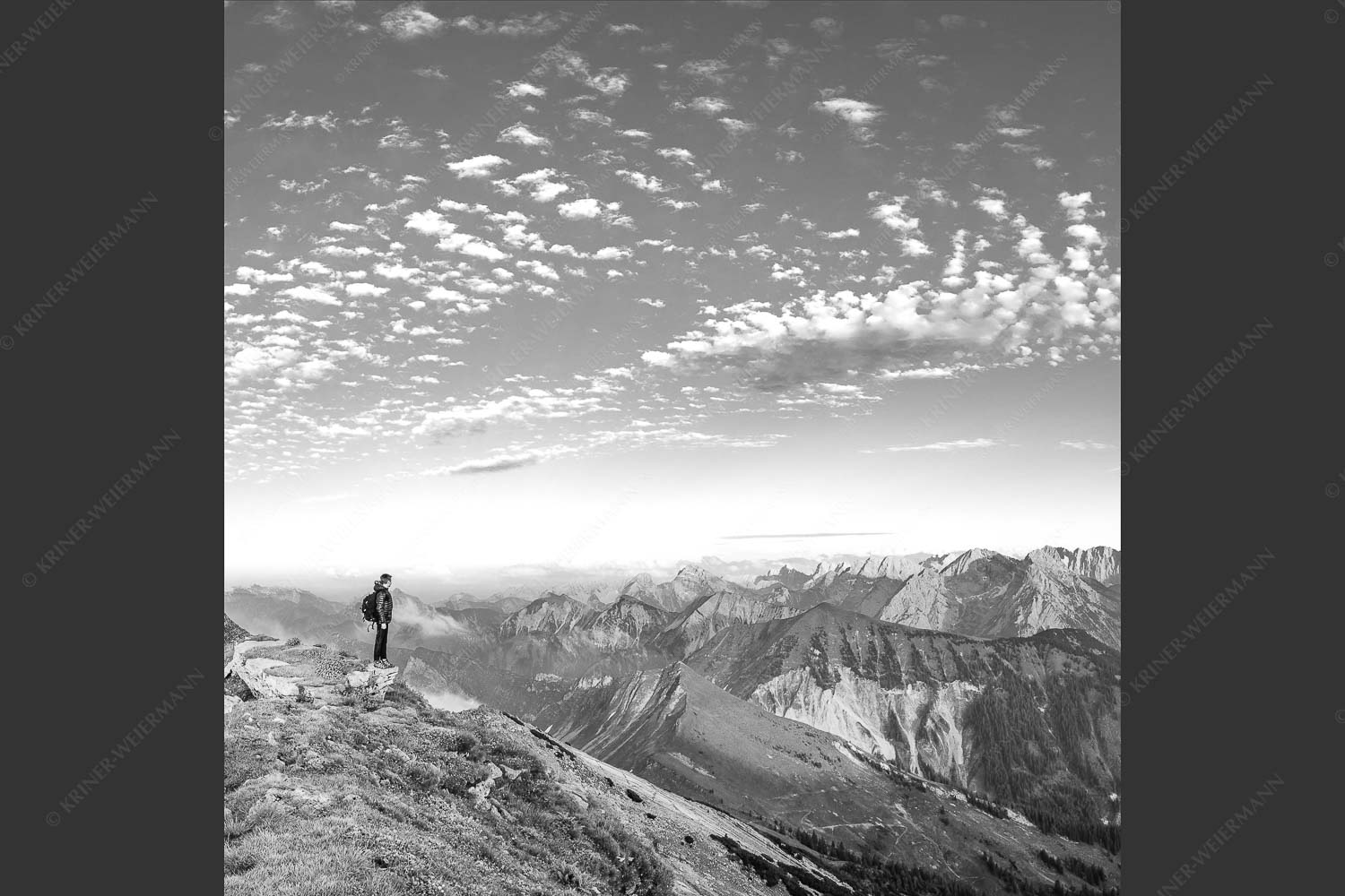 Blick vom Schafreuter auf den Karwendelhauptkamm - Bellvedere 1:1 sw -- Schafreiter Wolkenstimmung im Karwendel - mehr Infos bei www.Kriner-Weiermann.de