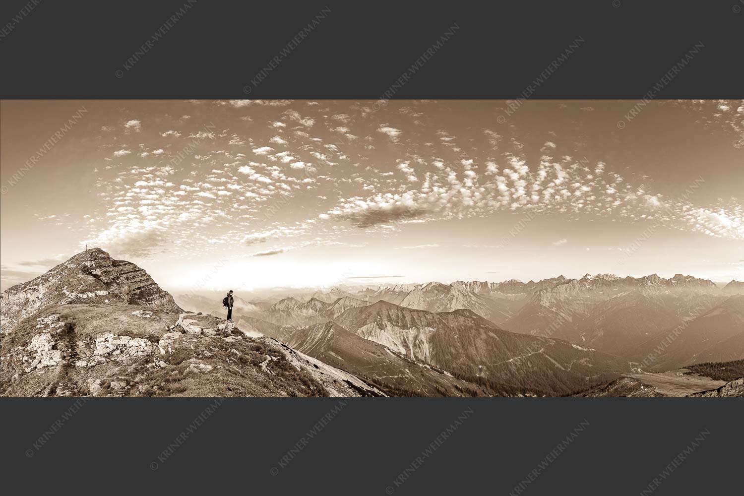 Blick vom Schafreuter auf den Karwendelhauptkamm - Bellvedere 2,5:1 sepia -- Schafreiter Wolkenstimmung im Karwendel - mehr Infos bei www.Kriner-Weiermann.de
