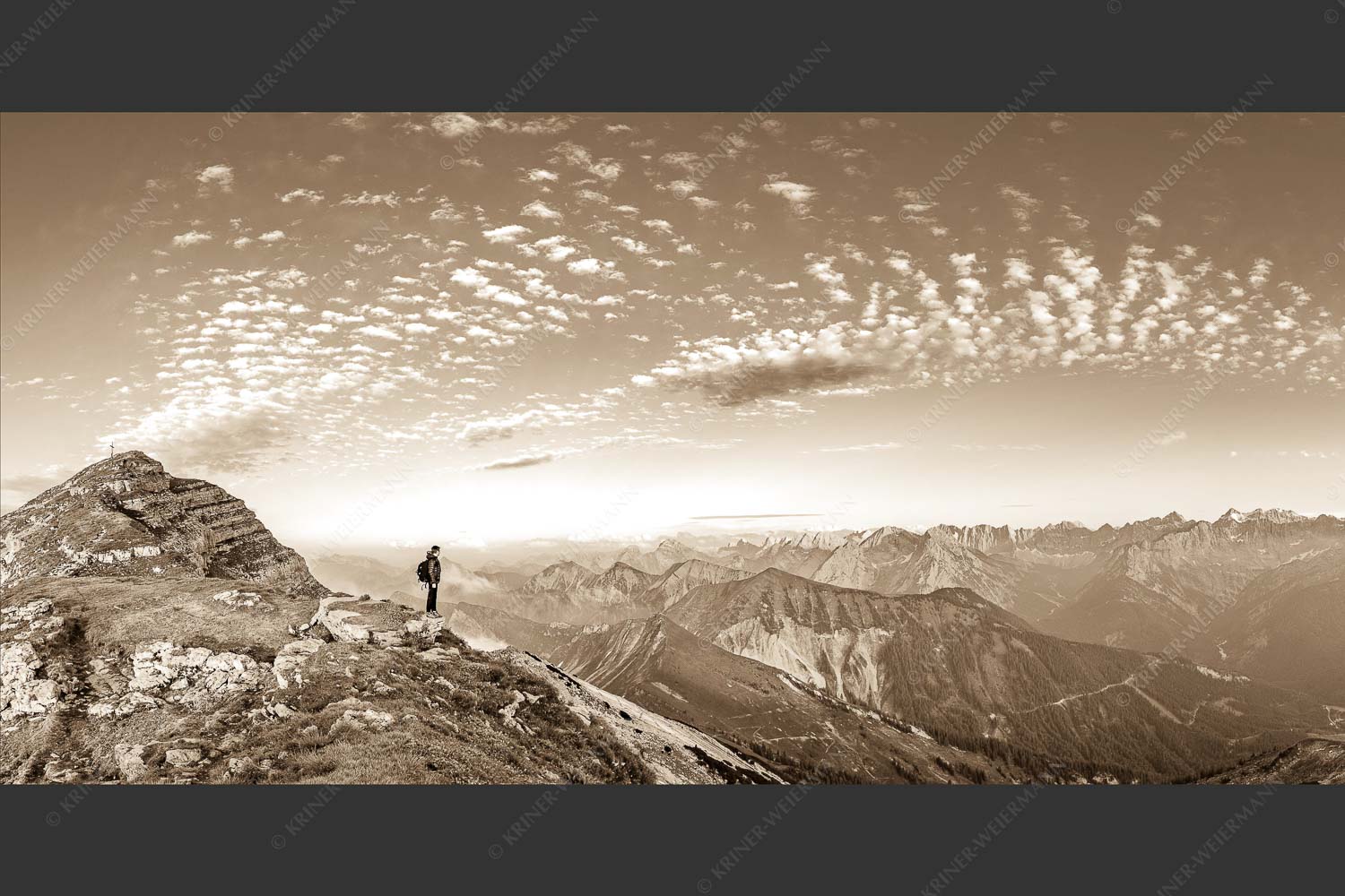 Blick vom Schafreuter auf den Karwendelhauptkamm - Bellvedere 2:1 sepia -- Schafreiter Wolkenstimmung im Karwendel - mehr Infos bei www.Kriner-Weiermann.de