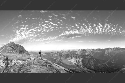 Blick vom Schafreuter auf den Karwendelhauptkamm - Bellvedere 2:1 sw -- Schafreiter Wolkenstimmung im Karwendel - mehr Infos bei www.Kriner-Weiermann.de