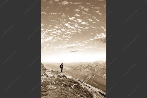 Blick vom Schafreuter auf den Karwendelhauptkamm - Bellvedere 2:3 sepia -- Schafreiter Wolkenstimmung im Karwendel - mehr Infos bei www.Kriner-Weiermann.de