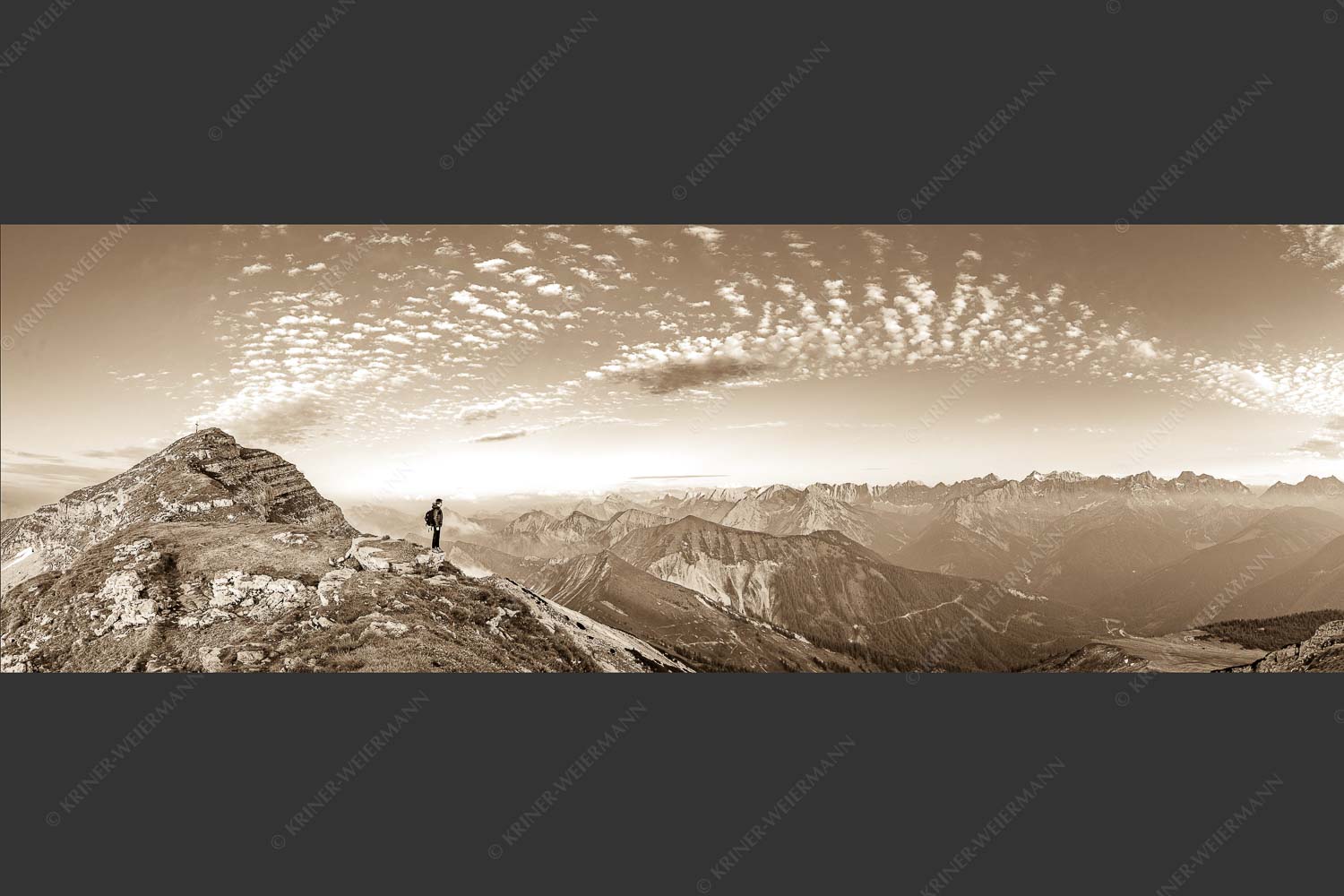 Blick vom Schafreuter auf den Karwendelhauptkamm - Bellvedere 3:1 sepia -- Schafreiter Wolkenstimmung im Karwendel - mehr Infos bei www.Kriner-Weiermann.de