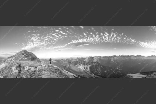 Blick vom Schafreuter auf den Karwendelhauptkamm - Bellvedere 3:1 sw -- Schafreiter Wolkenstimmung im Karwendel - mehr Infos bei www.Kriner-Weiermann.de