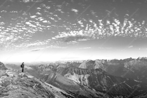 Blick vom Schafreuter auf den Karwendelhauptkamm - Bellvedere 3:2 sw -- Schafreiter Wolkenstimmung im Karwendel - mehr Infos bei www.Kriner-Weiermann.de