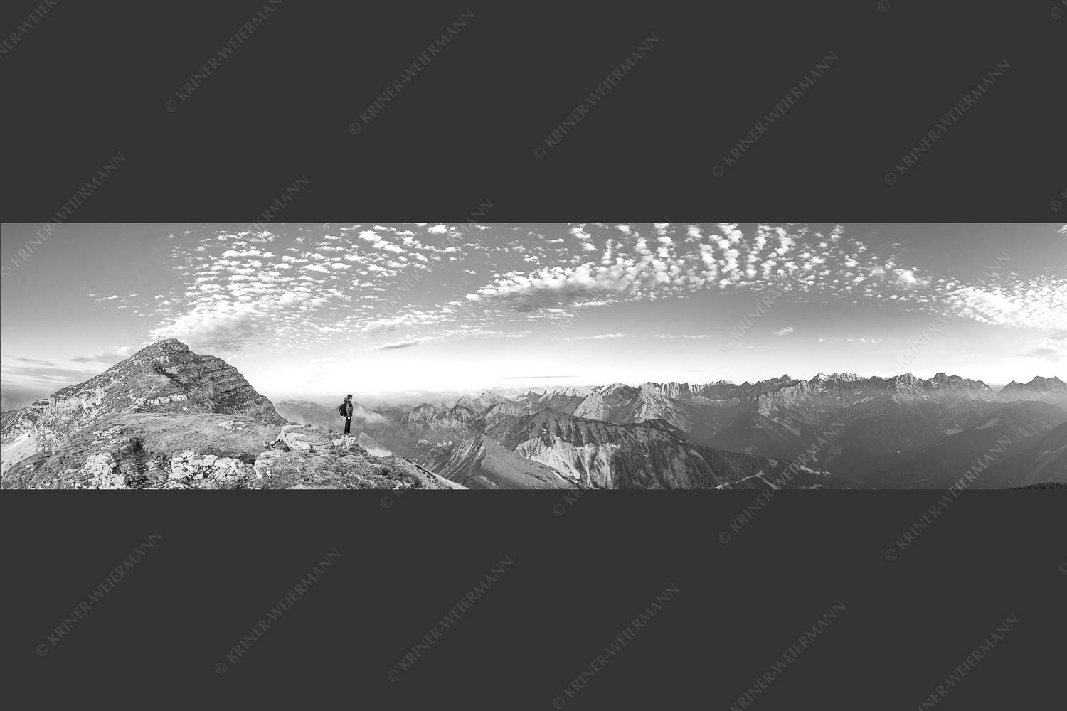 Blick vom Schafreuter auf den Karwendelhauptkamm - Bellvedere 4:1 sw -- Schafreiter Wolkenstimmung im Karwendel - mehr Infos bei www.Kriner-Weiermann.de
