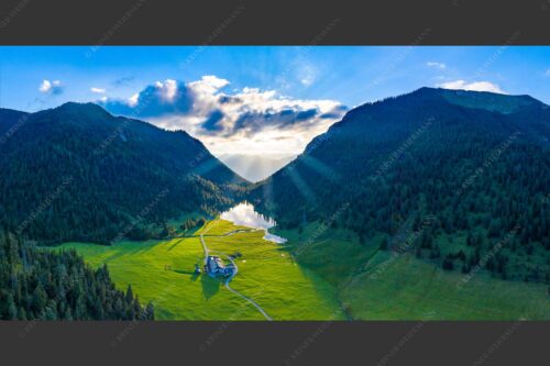 Blick über Esterbergalm und Esterbergsee in den Sonnenuntergang - Bergoase 2:1  -- Esterbergalm - mehr Infos bei www.Kriner-Weiermann.de