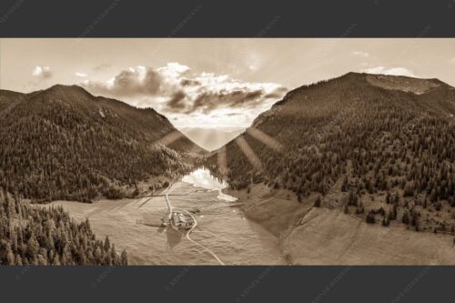 Blick über Esterbergalm und Esterbergsee in den Sonnenuntergang - Bergoase 2:1 sepia -- Esterbergalm - mehr Infos bei www.Kriner-Weiermann.de