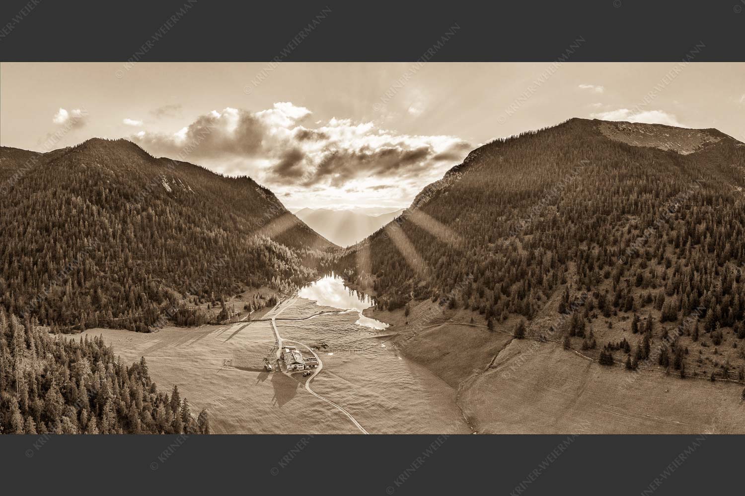Blick über Esterbergalm und Esterbergsee in den Sonnenuntergang - Bergoase 2:1 sepia -- Esterbergalm - mehr Infos bei www.Kriner-Weiermann.de