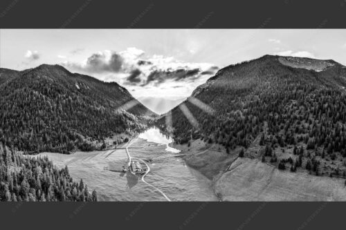 Blick über Esterbergalm und Esterbergsee in den Sonnenuntergang - Bergoase 2:1 sw -- Esterbergalm - mehr Infos bei www.Kriner-Weiermann.de