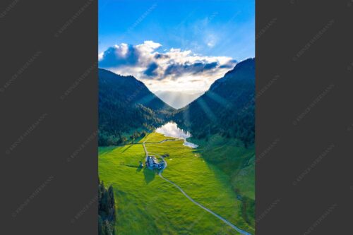Blick über Esterbergalm und Esterbergsee in den Sonnenuntergang - Bergoase 2:3  -- Esterbergalm - mehr Infos bei www.Kriner-Weiermann.de