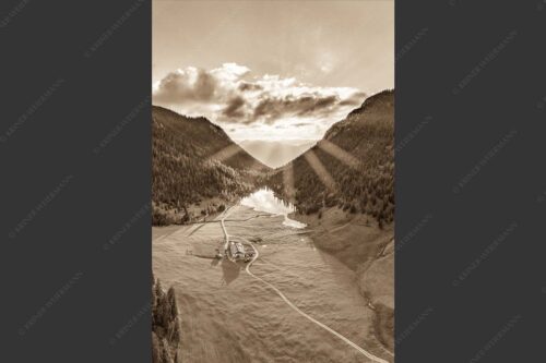 Blick über Esterbergalm und Esterbergsee in den Sonnenuntergang - Bergoase 2:3 sepia -- Esterbergalm - mehr Infos bei www.Kriner-Weiermann.de