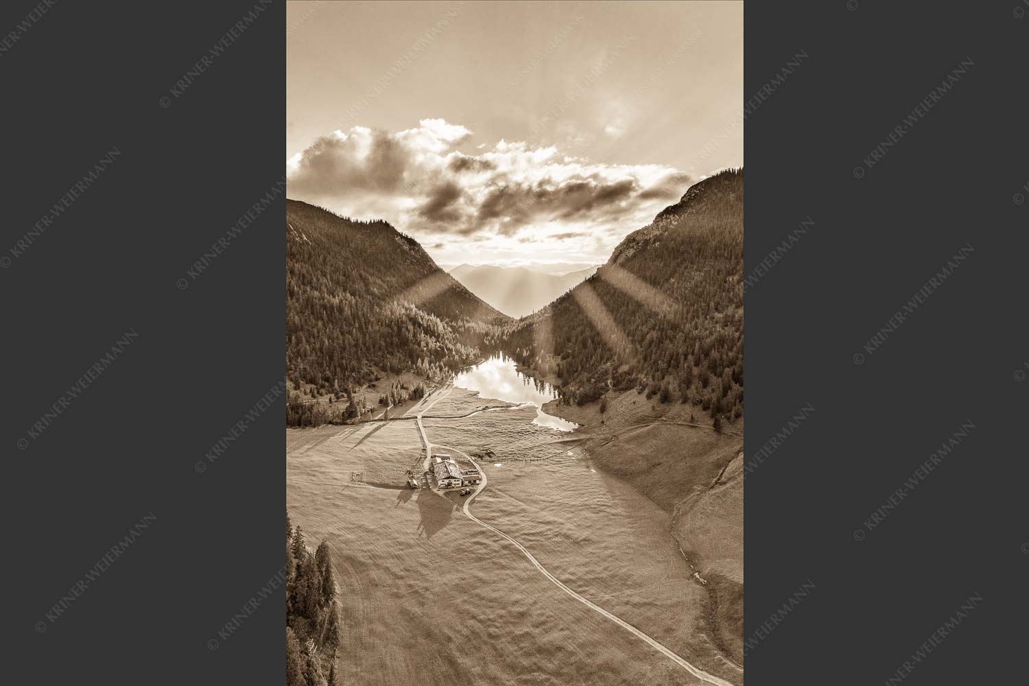 Blick über Esterbergalm und Esterbergsee in den Sonnenuntergang - Bergoase 2:3 sepia -- Esterbergalm - mehr Infos bei www.Kriner-Weiermann.de
