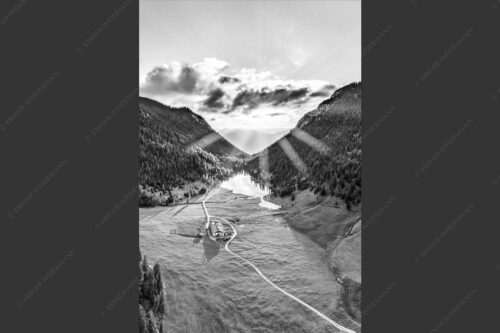 Blick über Esterbergalm und Esterbergsee in den Sonnenuntergang - Bergoase 2:3 sw -- Esterbergalm - mehr Infos bei www.Kriner-Weiermann.de
