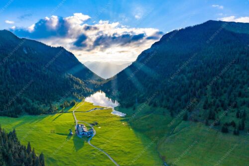 Blick über Esterbergalm und Esterbergsee in den Sonnenuntergang - Bergoase 3:2  -- Esterbergalm - mehr Infos bei www.Kriner-Weiermann.de
