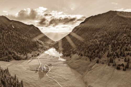 Blick über Esterbergalm und Esterbergsee in den Sonnenuntergang - Bergoase 3:2 sepia -- Esterbergalm - mehr Infos bei www.Kriner-Weiermann.de