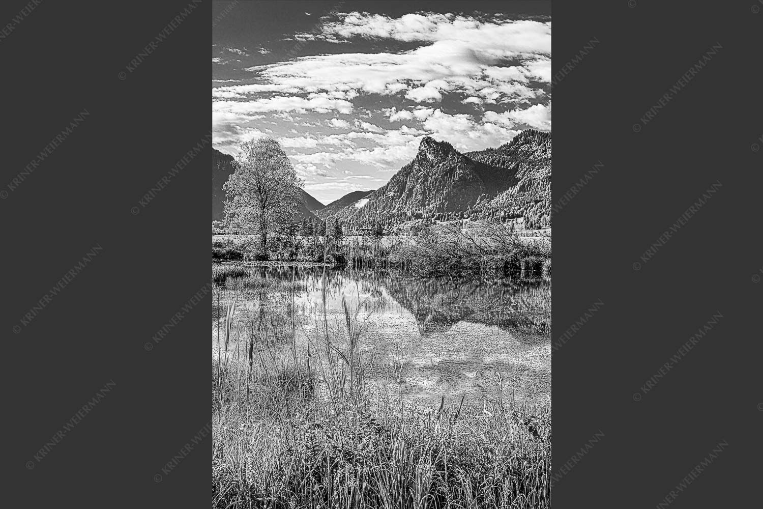 Blick von Unterammergau nach Oberammergau - Blick nach Oberammergau 2:3 sw -- Kofel mit Ammertal - mehr Infos bei www.Kriner-Weiermann.de